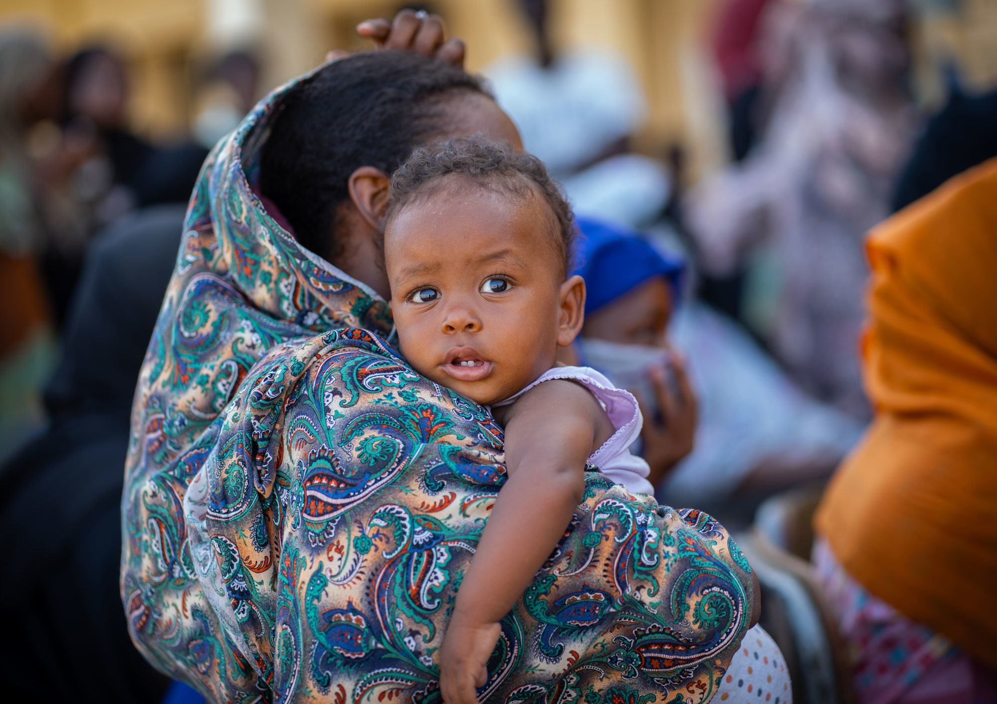 أم تحمل رضيعها في بورت سودان، شرق السودان. أم تحمل رضيعها في بورت سودان، شرق السودان.
