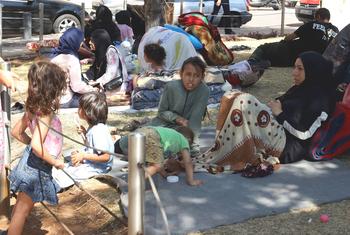 أسرة نازحة اضطرت إلى مغادرة منزلها في لبنان. يستمر نزوح المدنيين في لبنان بسبب استمرار القتال وأوامر الإخلاء الإسرائيلية.