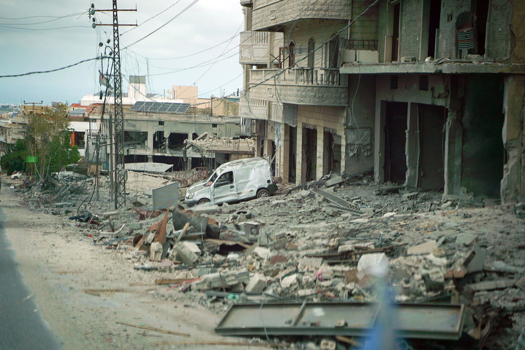 Des bâtiments situés dans une zone urbaine du sud du Liban ont été partiellement détruits par des frappes aériennes.