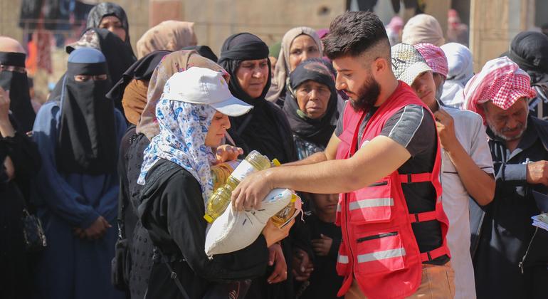 The UN World Food Programme (WFP) distributes rations to displaced families from Lebanon.