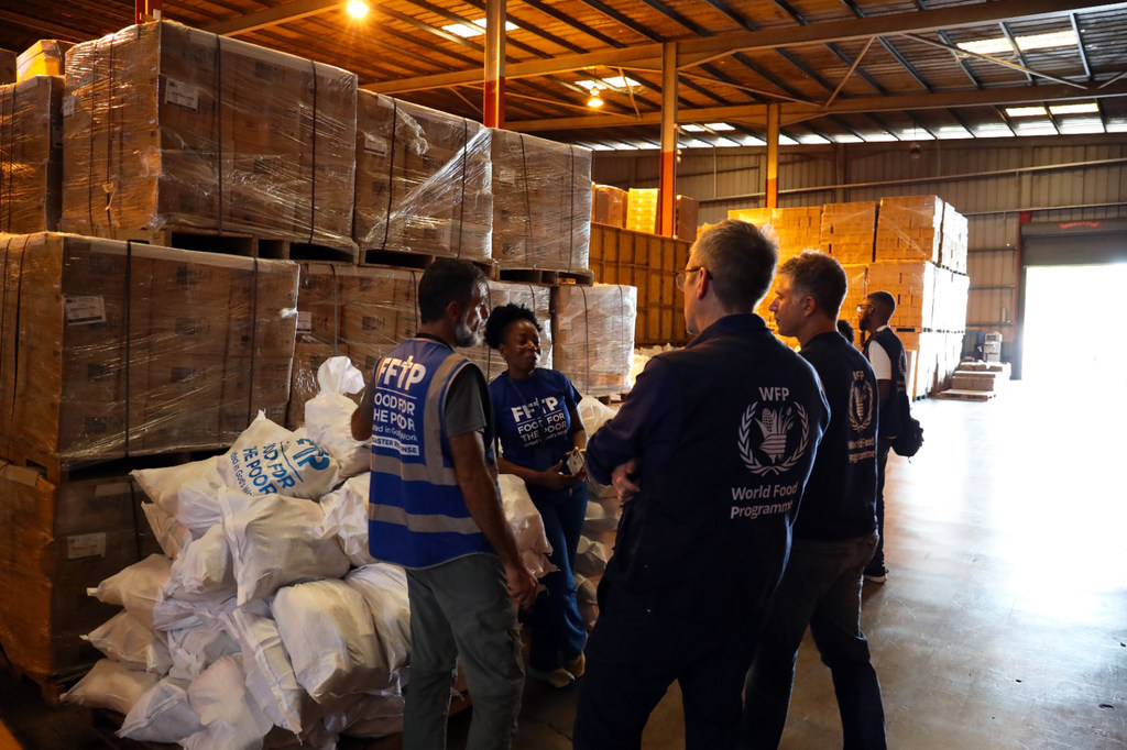 Wafanyakazi wa Shirika la Umoja wa Mataifa la Mpango wa Chakula Duniani wajadili usambazaji wa misaada katika ghala moja nchini Jamaica.