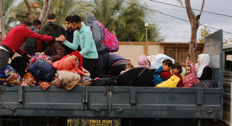 Moradores de Gaza estão movendo suas posses durante a pausa humanitária temporária