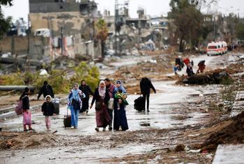 Displaced people walk from the north of Gaza towards the south. (file)