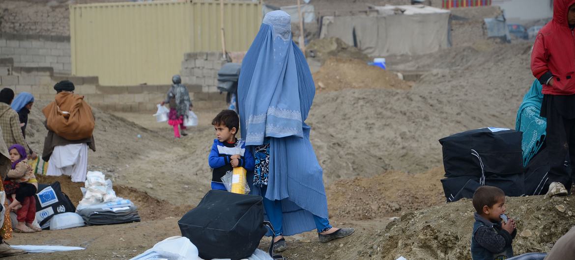 阿富汗一个流离失所者营地中的一名妇女和她的孩子。