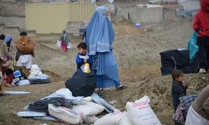 افغانستان میں بے گھری کا شکار افراد کا ایک کیمپ۔