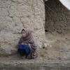 Une jeune fille se blottit contre le froid dans un camp pour personnes déplacées en Afghanistan.