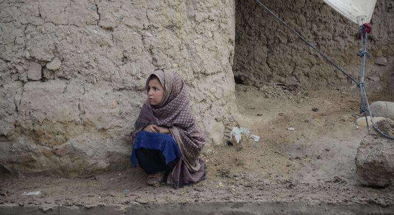 अफ़ग़ानिस्तान में विस्थापितों के लिए बनाए गए एक शिविर में एक बच्ची.