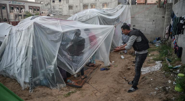 A Gaza, le correspondant de télévision Mustafa Al-Bayed a construit la tente en plastique qui sert d'abri à sa famille après qu'elle a été forcée de fuir son domicile.