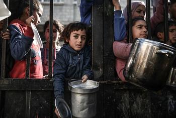 En Gaza, los niños esperan para recibir alimentos mientras continúan los bombardeos sobre la Franja.