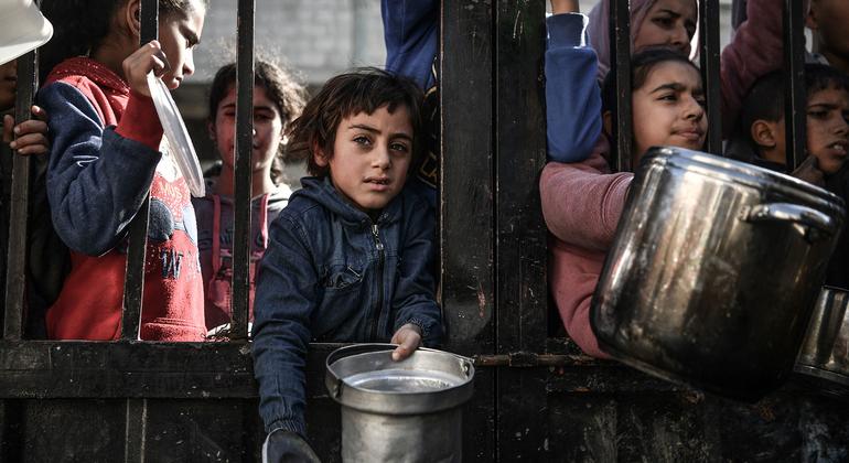 En Gaza, los niños esperan para recibir alimentos mientras continúan los bombardeos sobre la Franja.