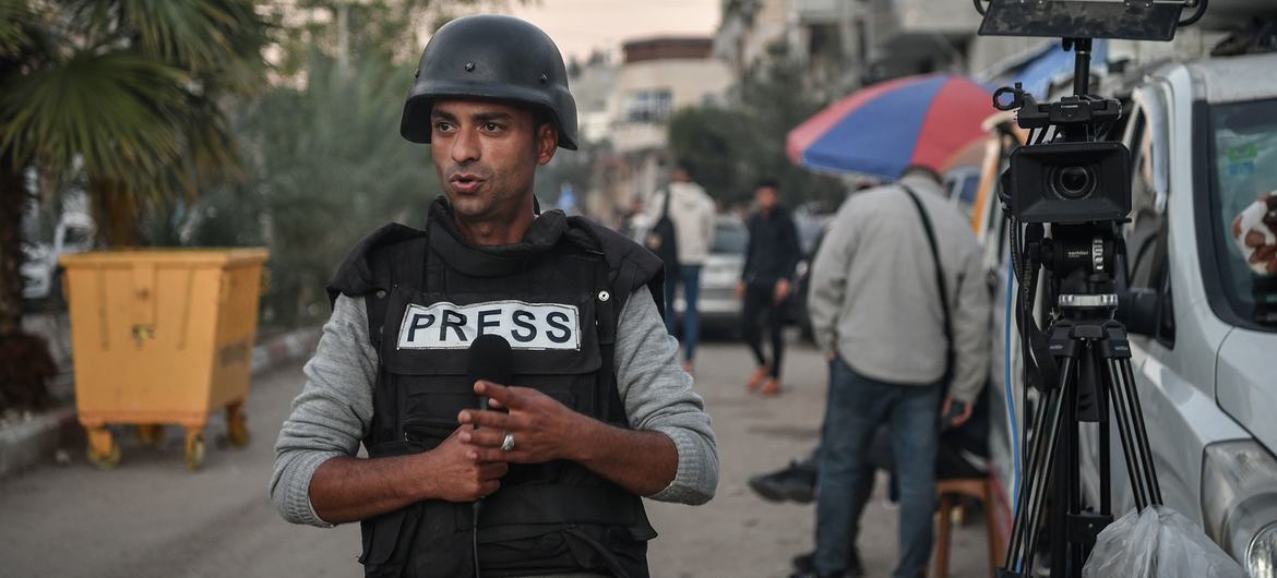 الصحفي الفلسطيني مصطفى البايض أثناء إحدى المداخلات من قطاع غزة. 