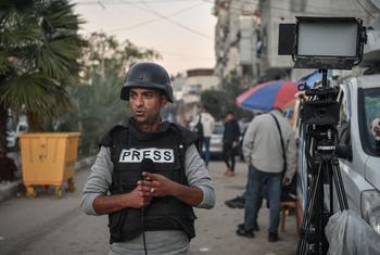 电视记者穆斯塔法·阿尔-贝耶德从加沙进行报道。