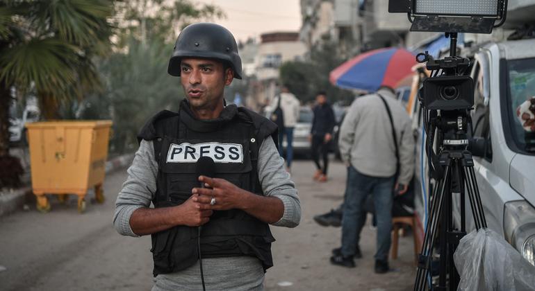 El corresponsal de TV Mustafa Al-Bayed, informando desde Gaza.