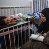 Mama akimtunza bmtoto wake msichanana katika Hospitali ya Nasser huko Khan Younis kusini mwa Gaza.