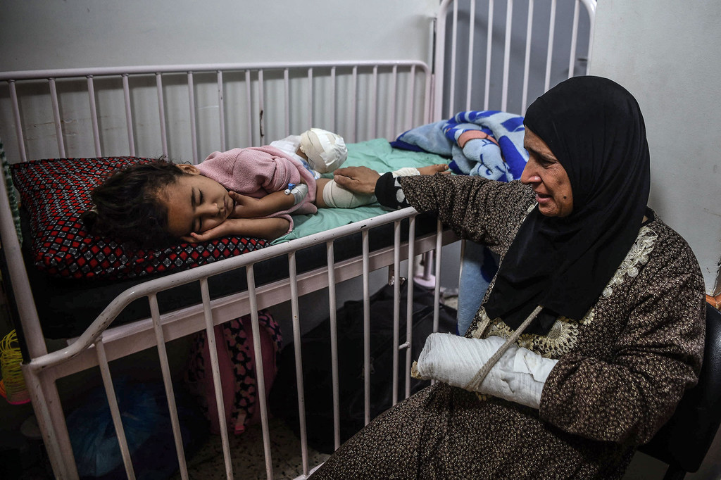Une mère s'occupe de sa fille à l'hôpital Nasser de Khan Younis, au sud de Gaza.