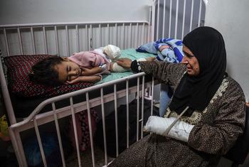 一位母亲在加沙南部汗尤尼斯的纳赛尔医院照顾她的女儿。