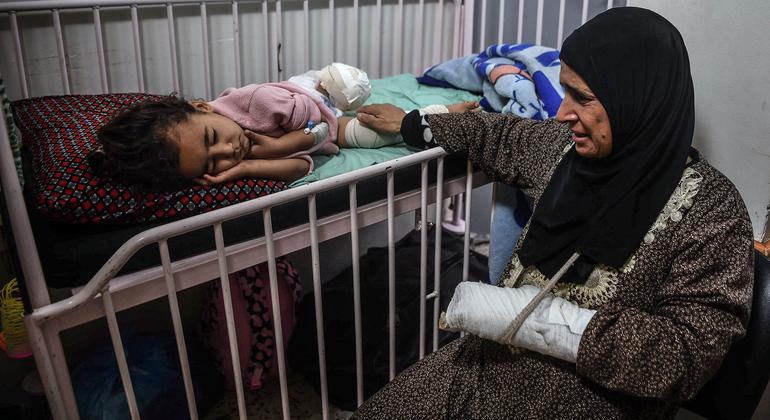 الطفلة غزل، 4 سنوات، في مستشفى ناصر في خان يونس- جنوب قطاع غزة. أصيبت غزل بعد محاصرة منزلها في مدينة غزة بالدبابات. لعدم توفر الرعاية الطبية اللازمة لعلاجها فور إصابتها، اضطر الأطباء إلى بتر ساقها لإنقاذ حياتها.
