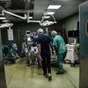 أطباء يستعدون لإجراء عملية جراحية في مستشفى ناصر، خان يونس، جنوب قطاع غزة.
