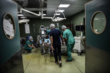 أطباء يستعدون لإجراء عملية جراحية في مستشفى ناصر، خان يونس، جنوب قطاع غزة.