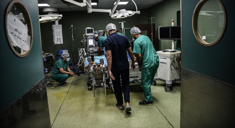 Médicos se preparam para cirurgia no Hospital Nasser em Khan Younis