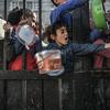 Des enfants attendent de recevoir de la nourriture dans la ville de Rafah, au sud de Gaza.