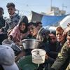 Pessoas clamam por comida na cidade de Rafah, no sul da Faixa de Gaza