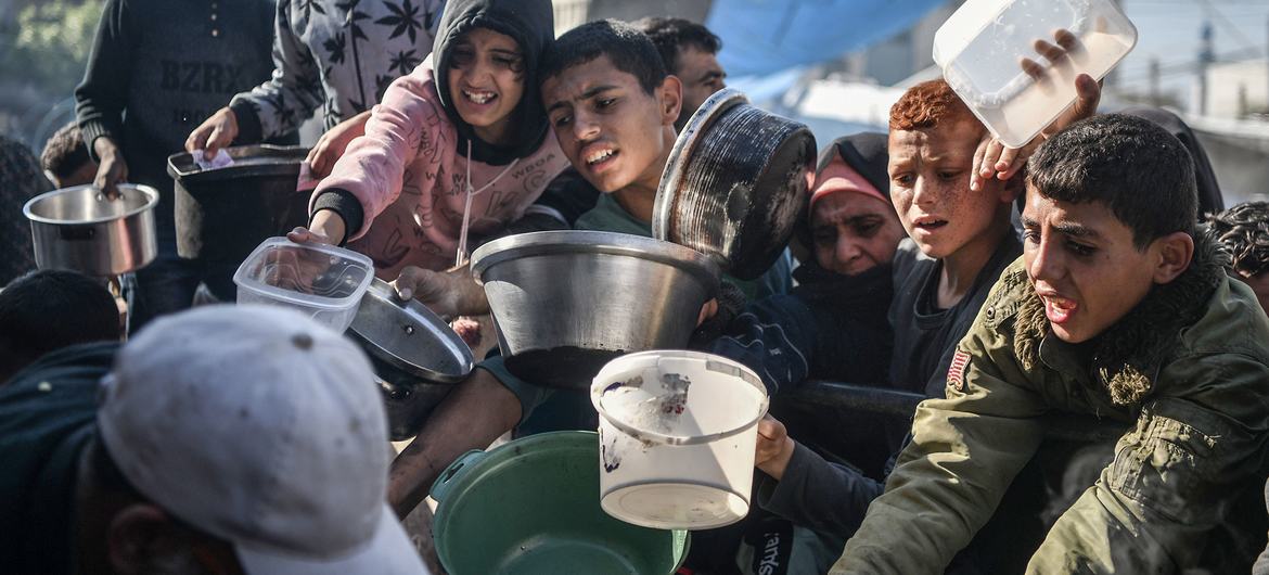 Pessoas clamam por comida na cidade de Rafah, no sul da Faixa de Gaza