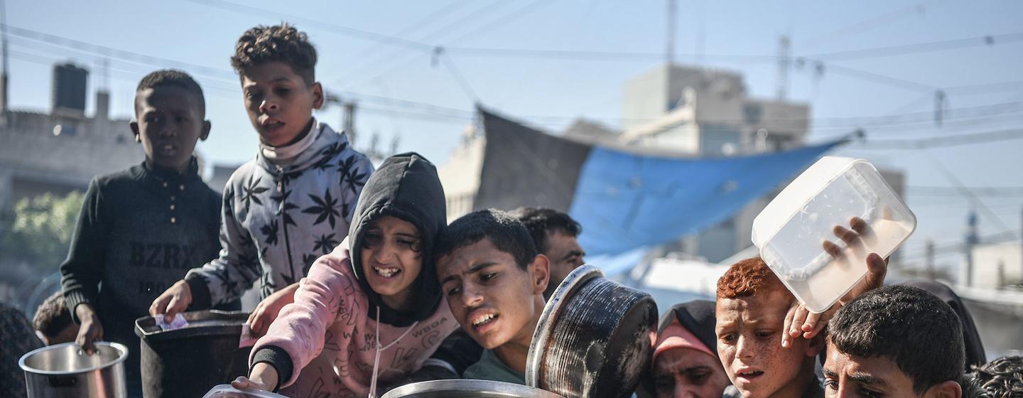Des gens réclament de la nourriture dans la ville de Rafah, dans le sud de la bande de Gaza.