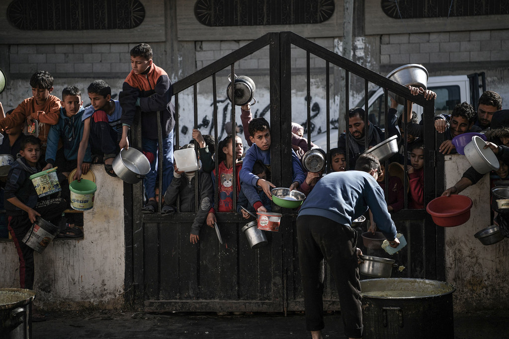 Des enfants attendent une distribution de nourriture à Rafah, dans le sud de Gaza.