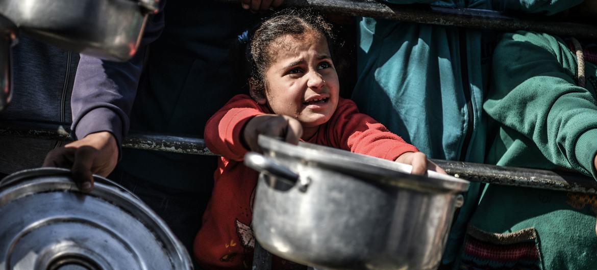 Una niña de 8 años espera su turno para recibir alimentos en Rafah, en el sur de la Franja de Gaza.