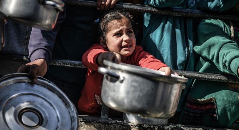 Criança de 8 anos aguarda sua vez para receber comida em Rafah, no sul da Faixa de Gaza