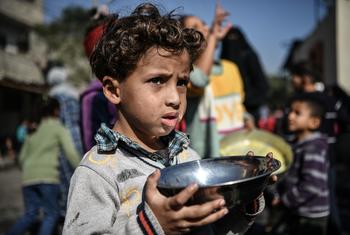 غزہ کے مکینوں کو خوراک کی شدید قلت کا سامنا ہے۔