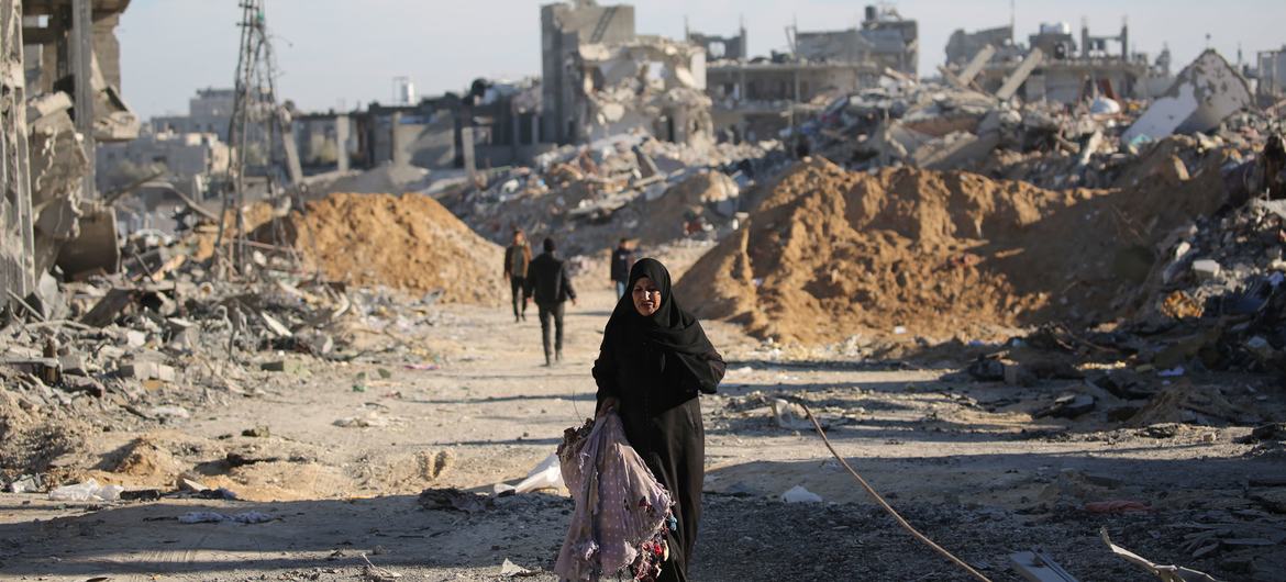 Une femme marche dans Rafah, dans le sud de la bande de Gaza (photo d'archives).