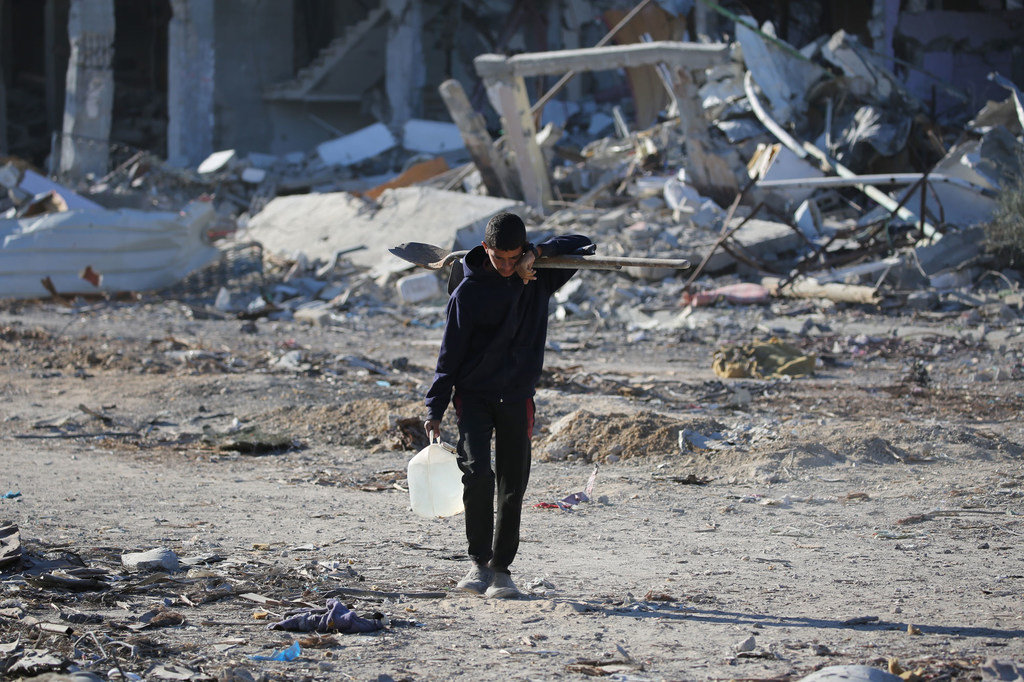 Un enfant porte de l'eau dans Gaza ravagée par la guerre