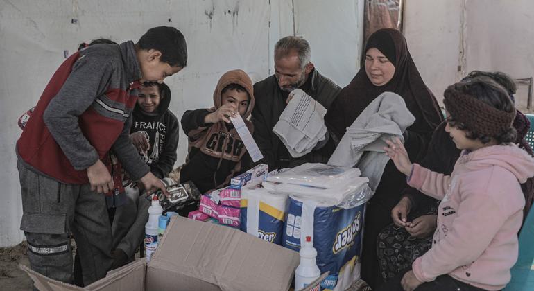Una familia de Khan Younis, Gaza, recibe artículos de higiene en enero de 2025.