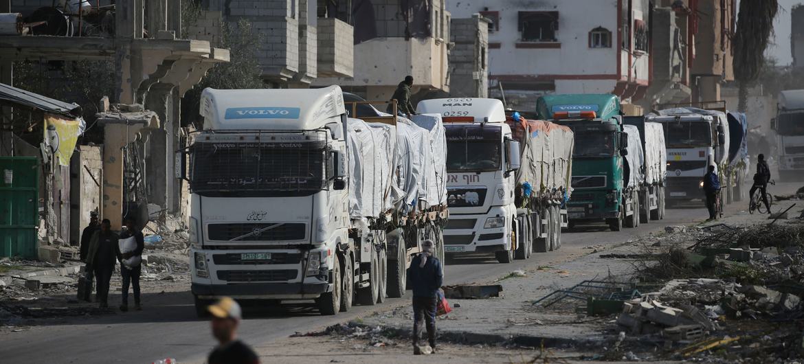 Los camiones que transportan ayuda humanitaria entran a la Franja de Gaza a través del cruce de Kerem Shalom.