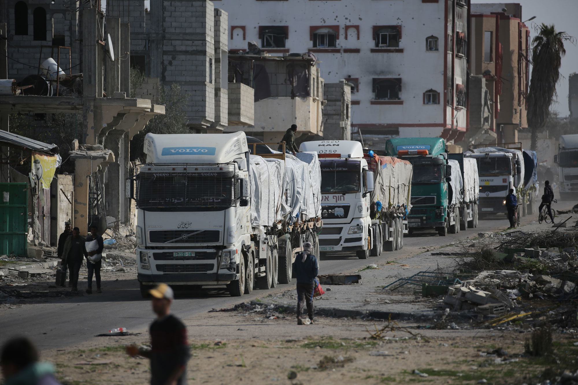 Des camions transportant de l'aide humanitaire entrent dans la bande de Gaza par le passage de Kerem Shalom.