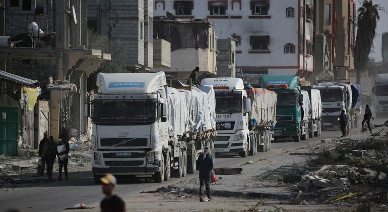 Los camiones que transportan ayuda humanitaria entran a la Franja de Gaza a través del cruce de Kerem Shalom.