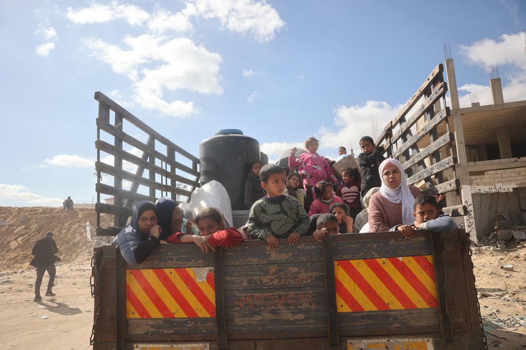 Des familles palestiniennes retournent dans leurs foyers dans le nord de la bande de Gaza.