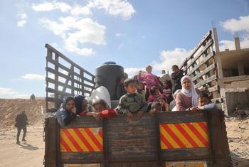 أسر فلسطينية في طريق عودتها إلى منازلها شمال قطاع غزة، بعد نزوح متكرر بسبب الحرب