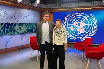 Mai Shahin (à droite) et Elik Elhanan (à gauche), défenseurs de la paix, dans les studios d'ONUTV en janvier 2025.
