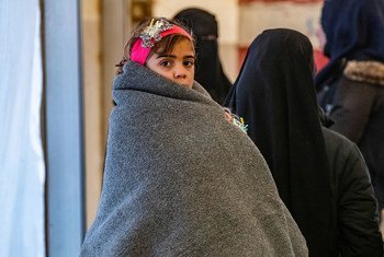 叙利亚东北部的霍尔难民营地中的儿童在严冬中缺乏足够的衣物。