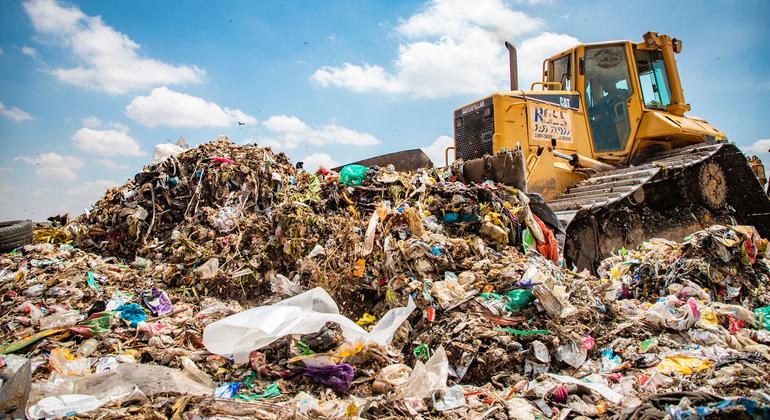 Existem centenas de lixões espalhados pelo Quênia, sendo o maior o lixão de Dandora em Nairóbi