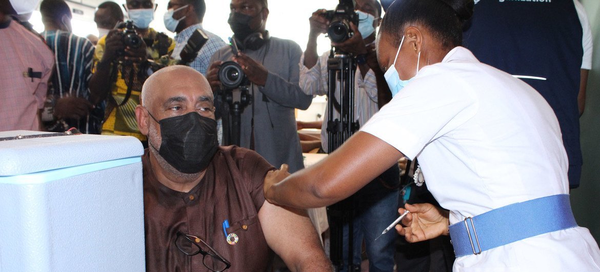 The UN Resident Coordinator in Ghana, Charles Abani, receives a COVID-19 vaccination (file) The UN Resident Coordinator in Ghana, Charles Abani, receives a COVID-19 vaccination (file)
