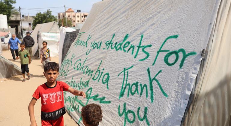 En una tienda de campaña en el sur del enclave se muestra un mensaje de agradecimiento a los estudiantes de todo el mundo que protestan contra los acontecimientos en Gaza.