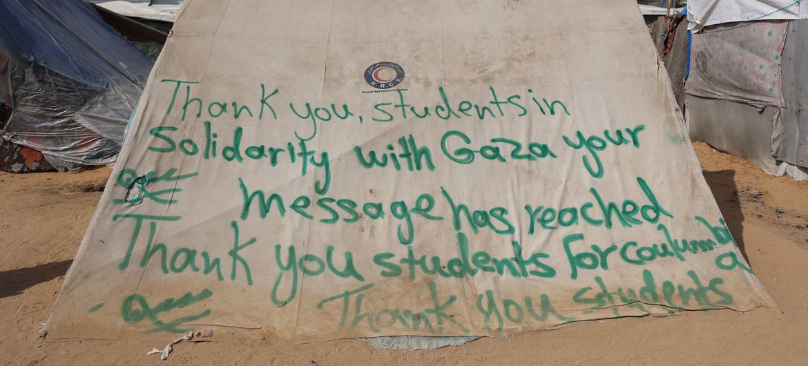 غزہ میں ایک خیمے پر جنگ بندی کا مطالبہ کرنے والے دنیا بھر کے طلباء کے لیے اظہار تشکر کے کلمات تحریر ہیں۔