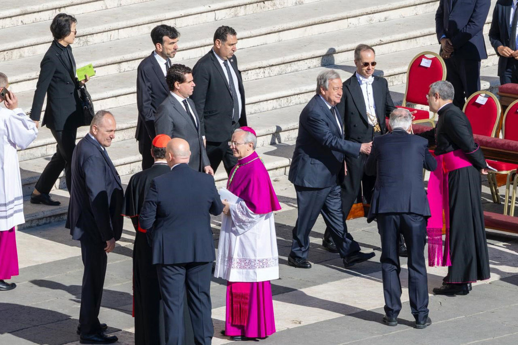 António Guterres, secretario general de la ONU (cuarto por la derecha) saluda a un funcionario frente a la Basílica de San Pedro en el funeral del Papa Francisco.