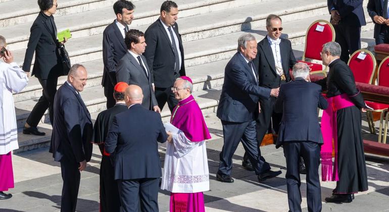 António Guterres, secretario general de la ONU (cuarto por la derecha) saluda a un funcionario frente a la Basílica de San Pedro en el funeral del Papa Francisco.