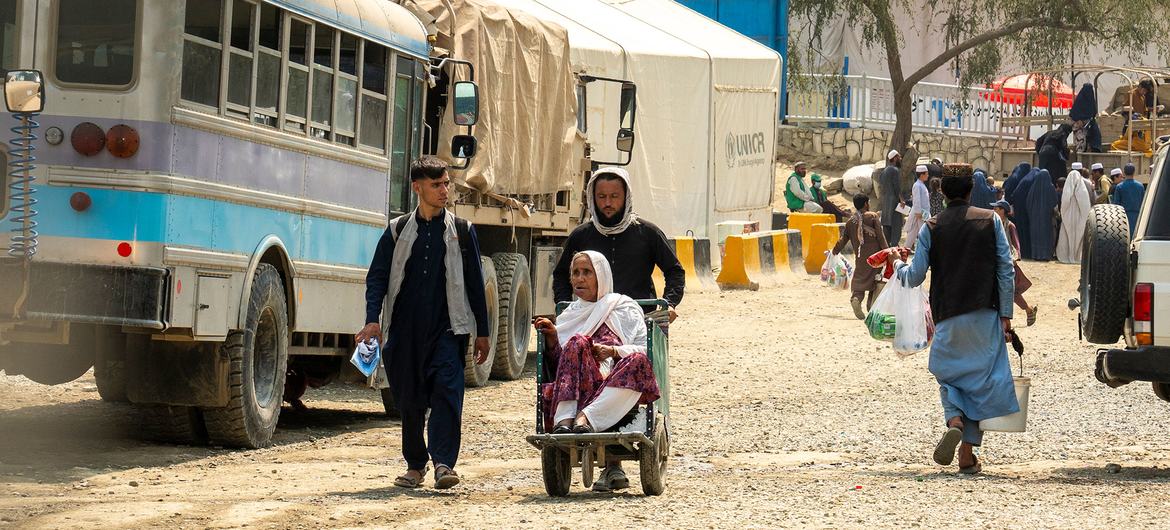 A woman is being taken to a wheelchair on the Torakham border between Afghanistan and Pakistan. A woman is being taken to a wheelchair on the Torakham border between Afghanistan and Pakistan.