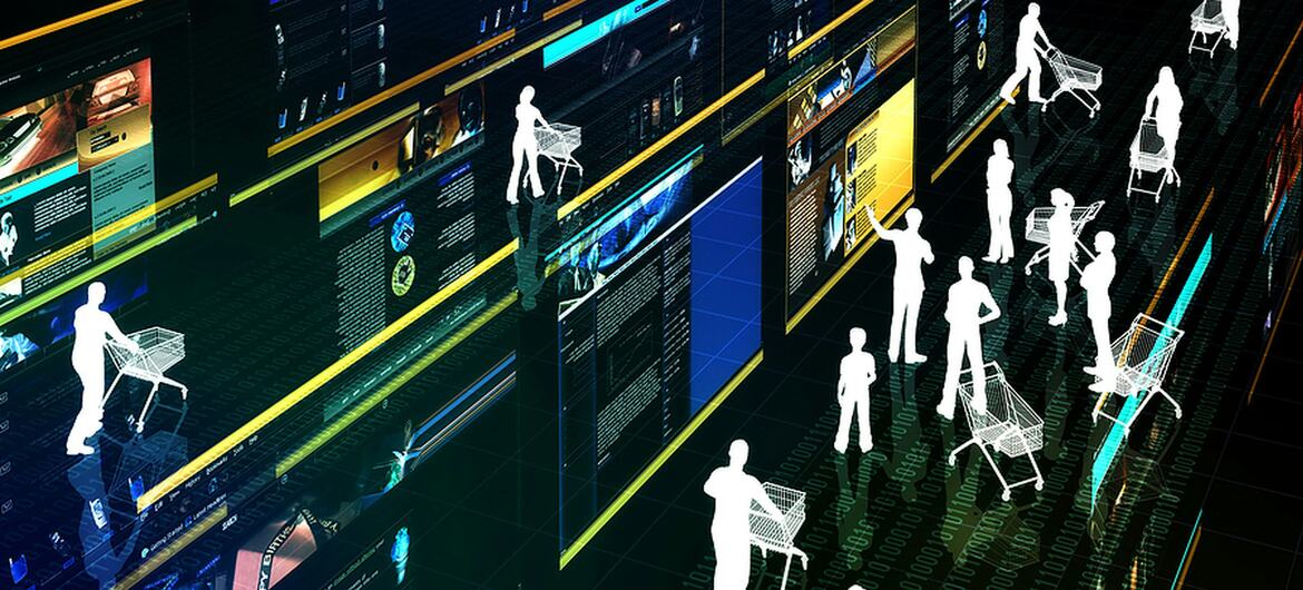 Les silhouettes de consommateurs avec des chariots d'achat naviguent à travers un environnement numérique rempli d'écrans lumineux affichant des publicités et du code binaire.